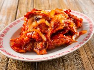 Рецепта Печени свински вратни пържоли с доматен сос, лук, чесън и розмарин на фурна